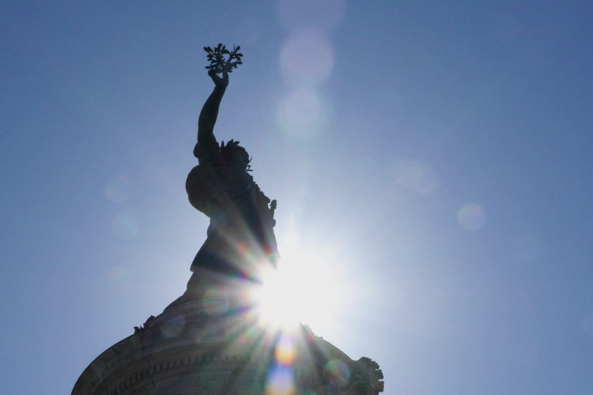 El sol luce en París. Francia registró un nuevo récord histórico de calor para un mes de mayo, por segundo día consecutivo. //EFE - Edgar Sapiña Manchado.