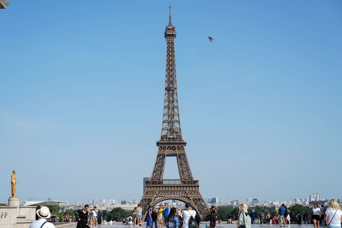 Cierra la Torre Eiffel en Francia. // Foto: EFE/ Edgar Sapiña Manchado
