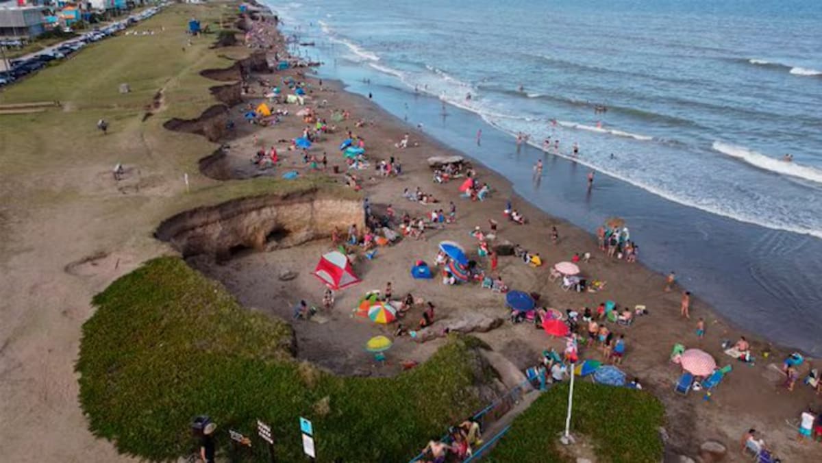 Un muerto y 35 heridos por una ola de seis metros de altura en una playa de Argentina.