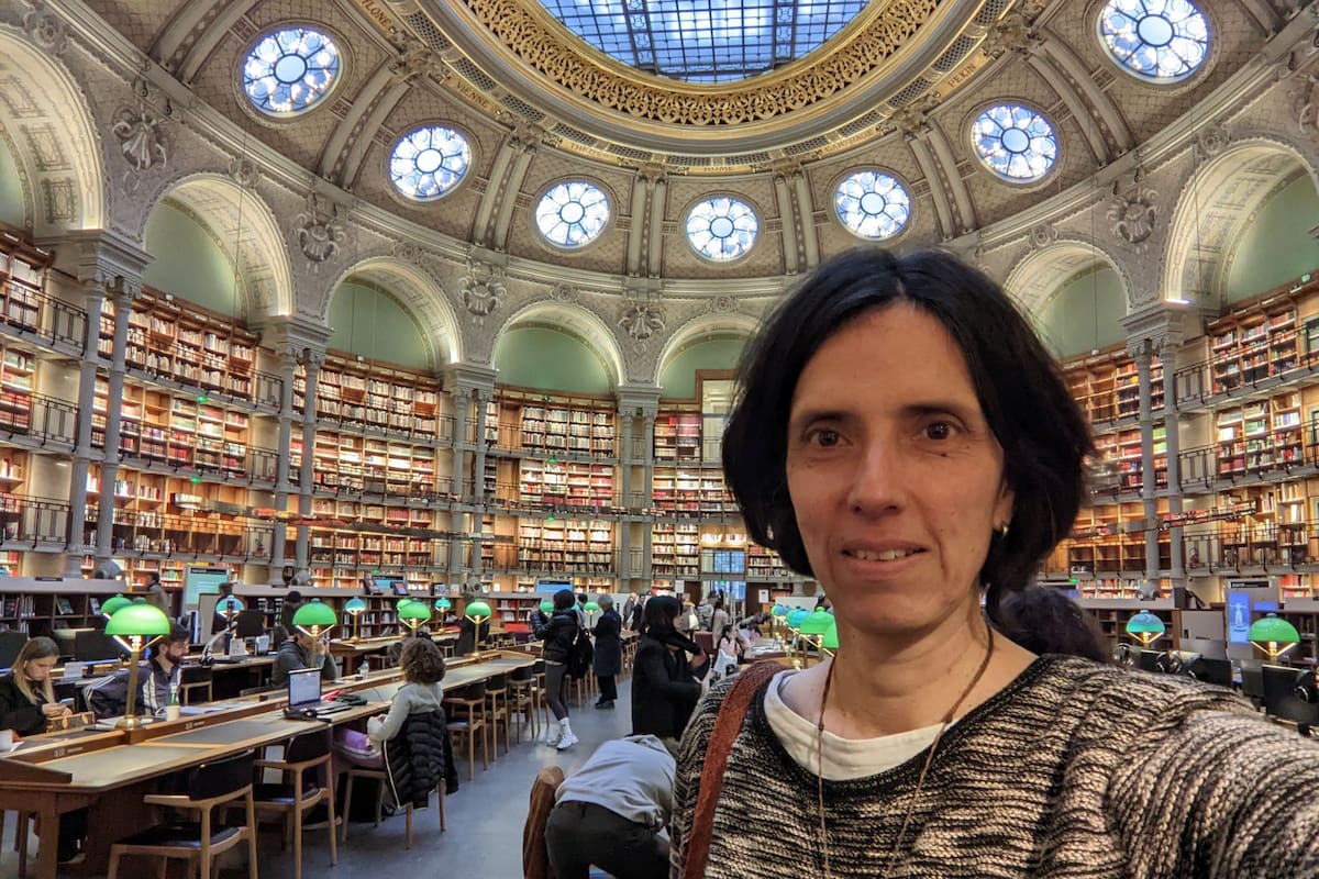 Olga Lucía González en París, en la Biblioteca Nacional de Francia. Foto suministrada/VANGUARDIA