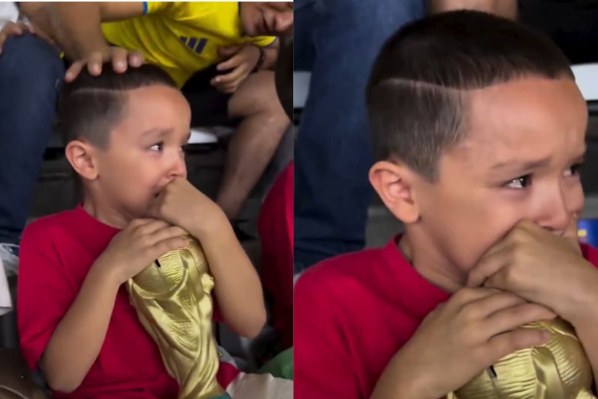 El niño no pudo contener las lágrimas tras la derrota de Uzbekistán, pero recibió el apoyo de varios aficionados colombianos en las tribunas del Estadio Azteca. Foto: Captura video // X.