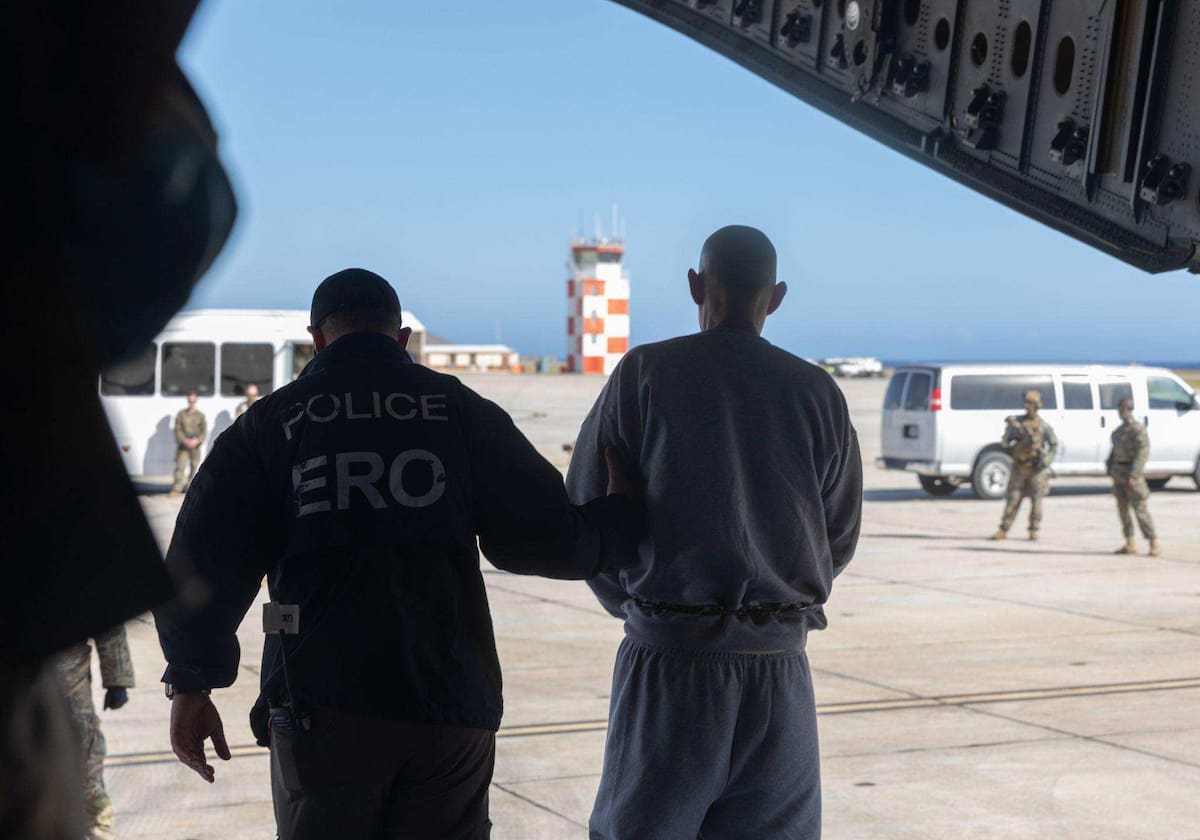 Fotografía de la red social X de la cuenta de la secretaria de Seguridad Nacional de Estados Unidos, Kristi Noem, de uno de los inmigrantes arrestados a su llegada en avión militar a la base militar de Guantánamo en Cuba. EFE / VANGUARDIA