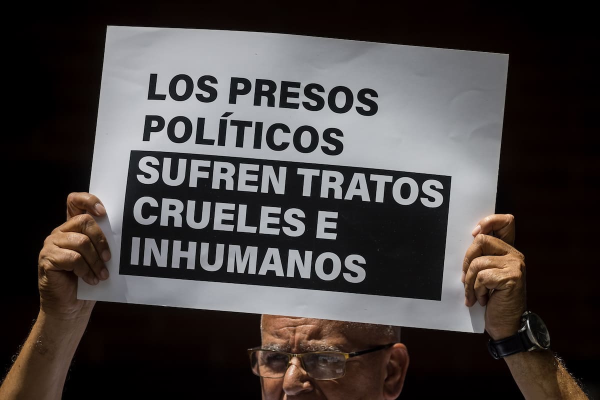 Fotografía de archivo de un hombre que sostiene un cartel durante una protesta de familiares de los considerados presos políticos en Caracas (Venezuela). EFE/ Miguel Gutiérrez
