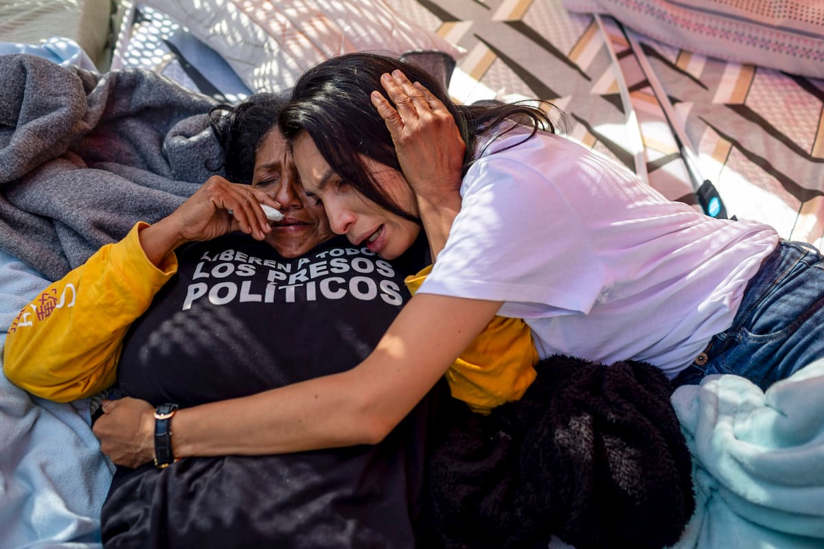 Familiares de presos políticos reaccionan durante una huelga de hambre este lunes, frente al comando de la Policía Nacional Bolivariana (PNB) conocido como Zona 7, en Caracas (Venezuela). EFE/ Miguel Gutiérrez