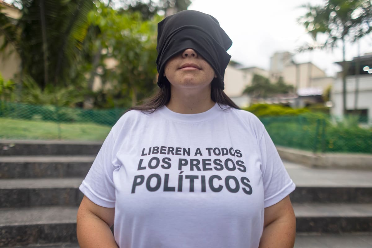 AME7167. CARACAS (VENEZUELA), 13/09/2026.- La directora de la ONG Comité por la Libertad de los Presos Políticos (CLIPP), Andreína Baduel, participa con los ojos vendados en una vigilia para orar por la liberación de los presos políticos este domingo, en Caracas (Venezuela). Baduel consideró que el Gobierno de Venezuela carece de voluntad para liberar a los presos políticos, que son más de 400 según la organización Foro Penal, dedicada a la defensa de estas personas. EFE/ Miguel Gutiérrez