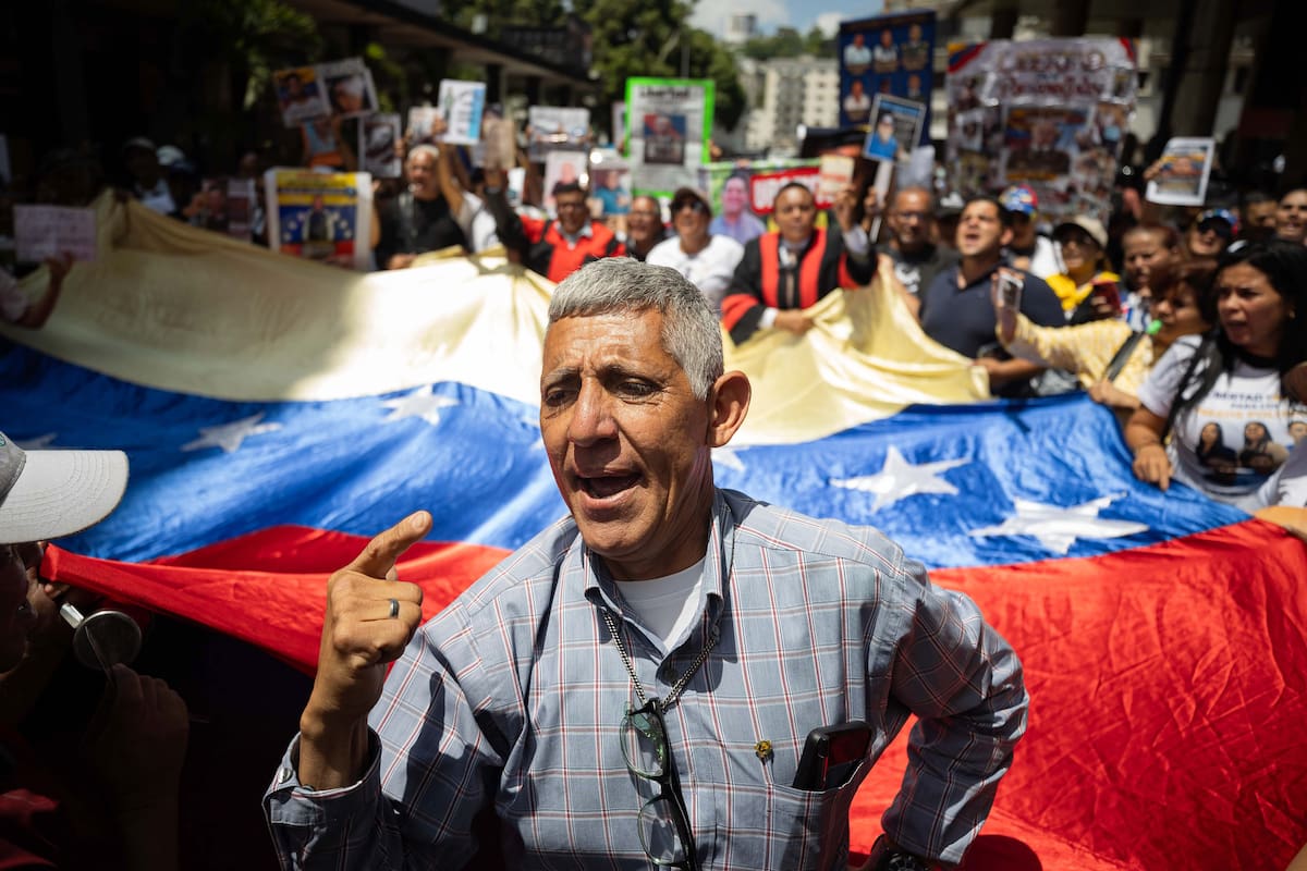AME4074. CARACAS (VENEZUELA), 08/10/2026.- Personas participan en una protesta de familiares de presos políticos frente al Palacio de Justicia este jueves en Caracas (Venezuela). La ONG Alianza por la Libertad de los Presos Políticos exigió ante el Palacio de Justicia en Caracas la adopción de medidas administrativas y una coordinación institucional, entre los entes que corresponda, para solucionar el retardo procesal en los casos de estos detenidos. EFE/ Ronald Peña R