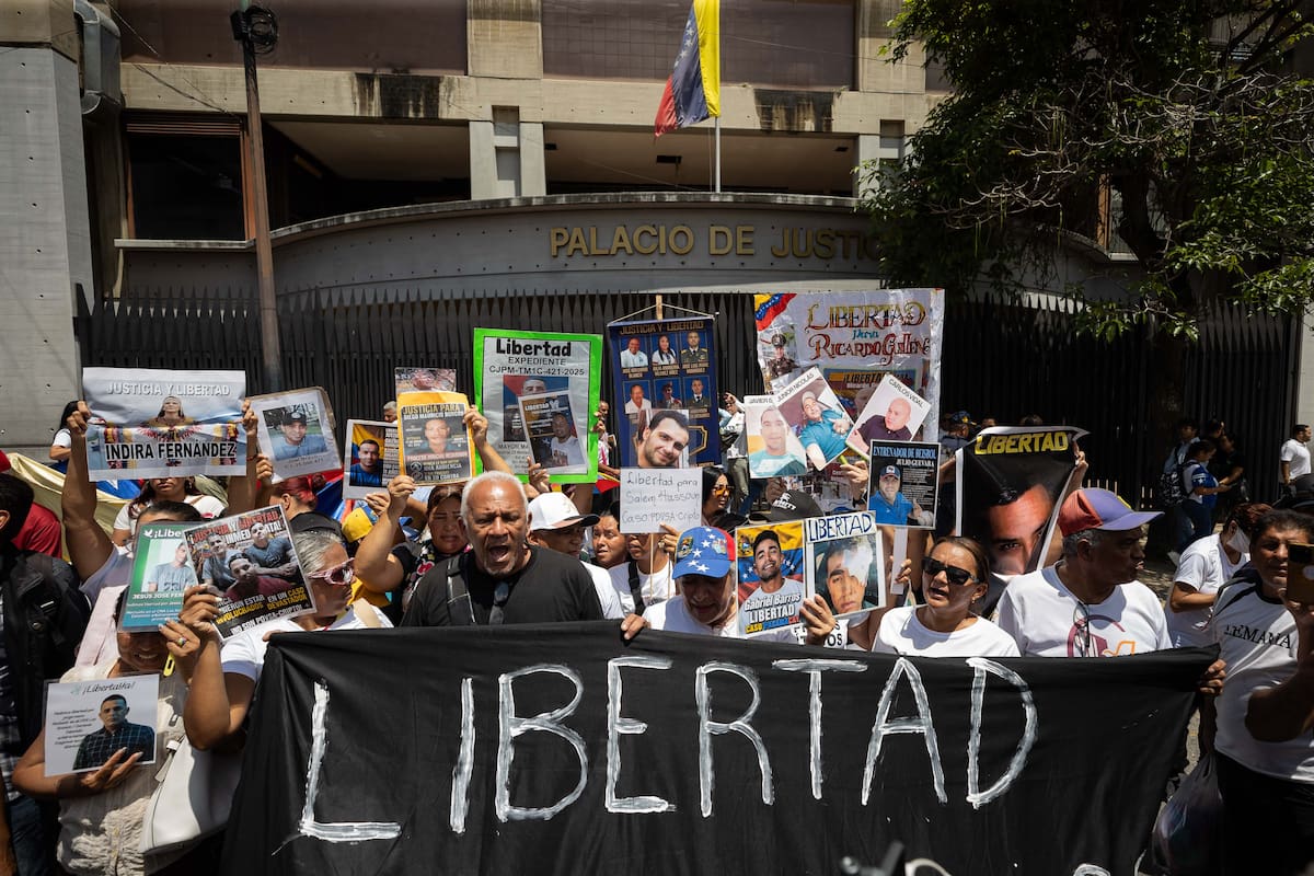 AME4074. CARACAS (VENEZUELA), 08/10/2026.- Personas participan en una protesta de familiares de presos políticos frente al Palacio de Justicia este jueves en Caracas (Venezuela). La ONG Alianza por la Libertad de los Presos Políticos exigió ante el Palacio de Justicia en Caracas la adopción de medidas administrativas y una coordinación institucional, entre los entes que corresponda, para solucionar el retardo procesal en los casos de estos detenidos. EFE/ Ronald Peña R