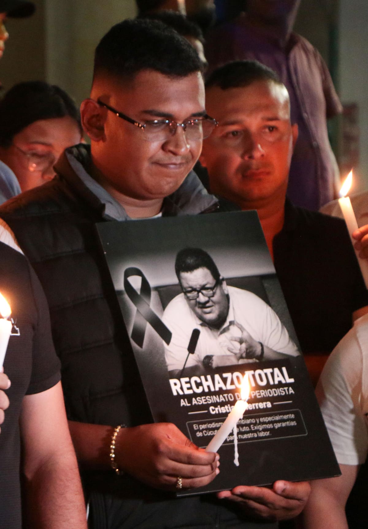 Un hombre participa en una velatón en homenaje al periodista colombiano Cristian Herrera asesinado este sábado, en Cúcuta (Colombia). La Oficina en Colombia del Alto Comisionado de Naciones Unidas para los Derechos Humanos, la Fundación para la Libertad de Prensa (FLIP) y otras organizaciones condenaron el asesinato Herrera. EFE/ Mario Caicedo