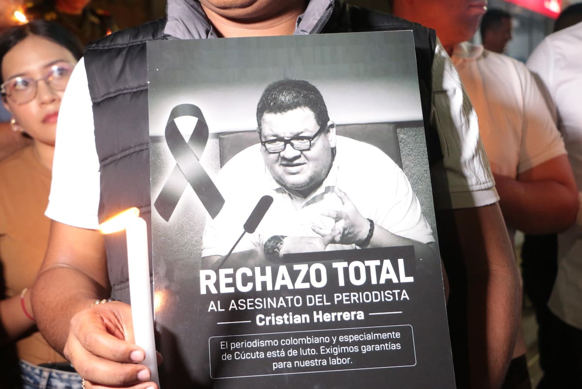 Una persona participa en una velatón en homenaje al periodista colombiano Cristian Herrera asesinado este sábado, en Cúcuta. La Oficina en Colombia del Alto Comisionado de Naciones Unidas para los Derechos Humanos, la Fundación para la Libertad de Prensa (FLIP) y otras organizaciones condenaron el asesinato Herrera. EFE/ Mario Caicedo