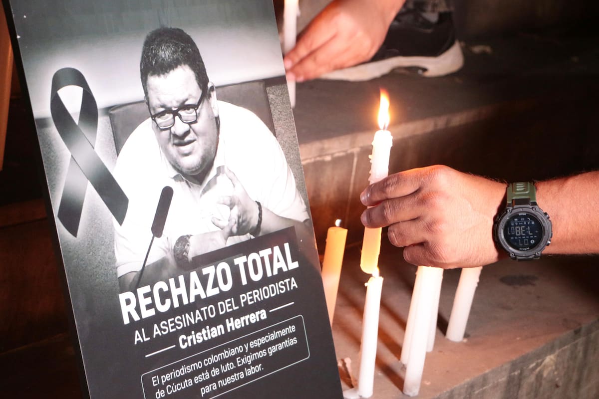 Una persona pone una vela durante homenaje al periodista colombiano Cristian Herrera asesinado este sábado, en Cúcuta. La Oficina en Colombia del Alto Comisionado de Naciones Unidas para los Derechos Humanos, la Fundación para la Libertad de Prensa (FLIP) y otras organizaciones condenaron el asesinato Herrera. EFE/ Mario Caicedo