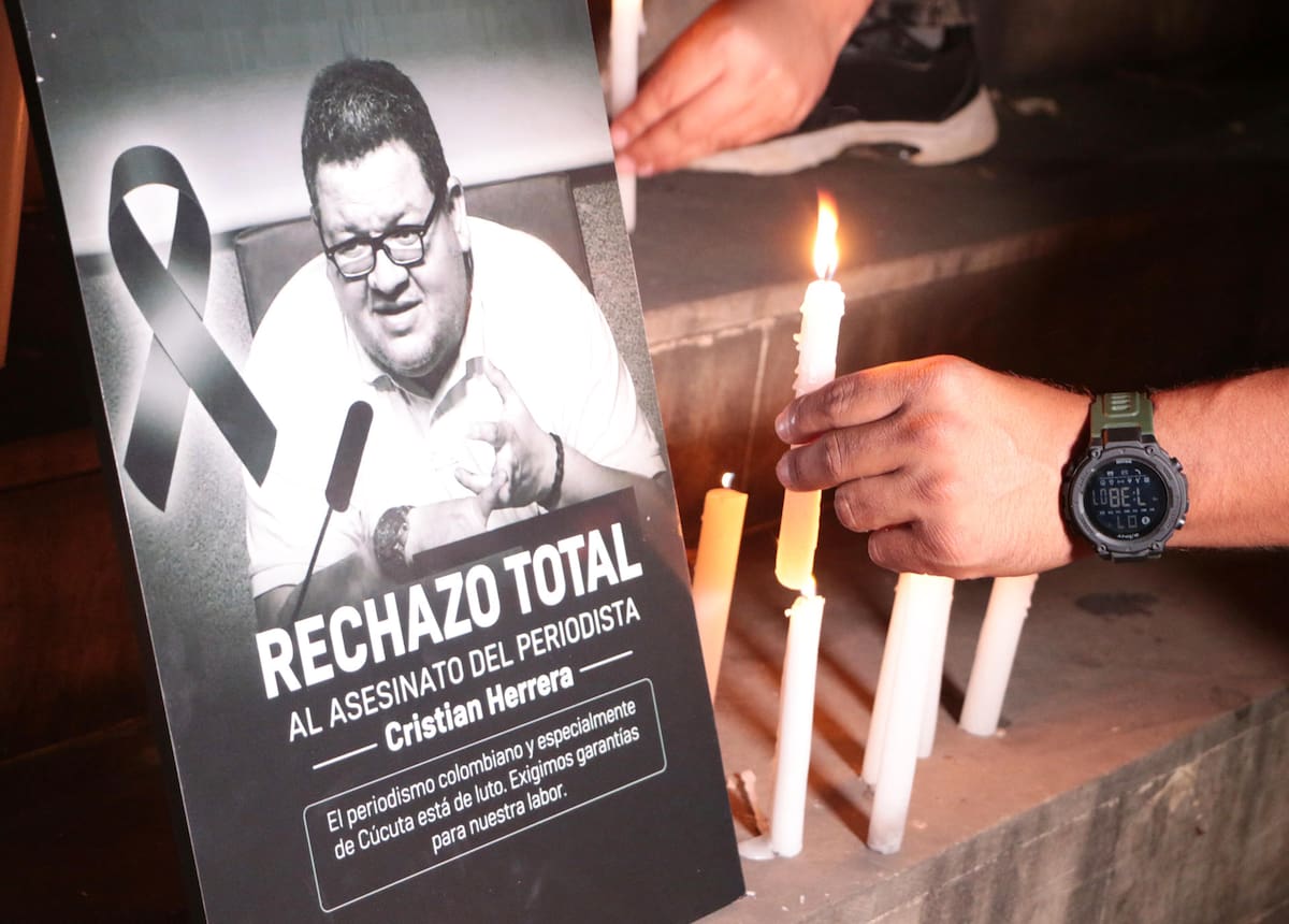 Una persona pone una vela durante homenaje al periodista colombiano Cristian Herrera asesinado este sábado, en Cúcuta. La Oficina en Colombia del Alto Comisionado de Naciones Unidas para los Derechos Humanos, la Fundación para la Libertad de Prensa (FLIP) y otras organizaciones condenaron el asesinato Herrera. EFE/ Mario Caicedo