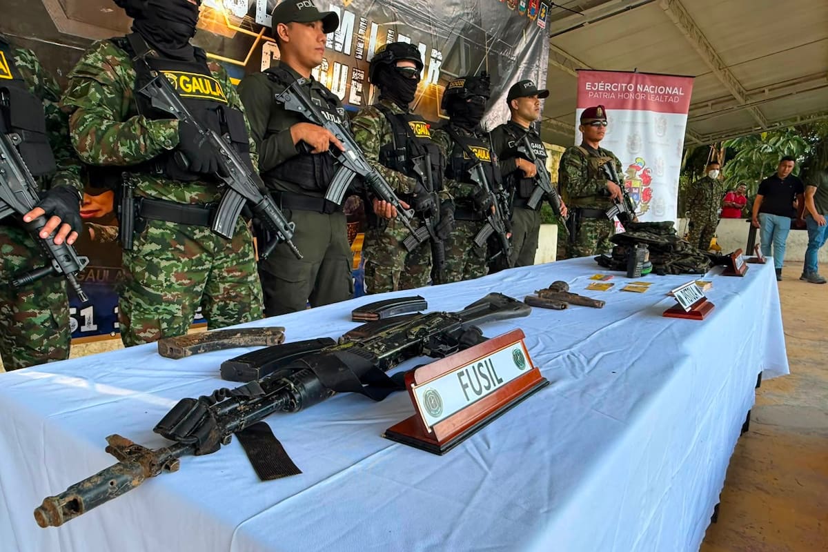 Durante el operativo fueron incautadas armas, munición, celulares y talonarios que, al parecer, eran utilizados para el cobro de extorsiones. Foto // Colprensa