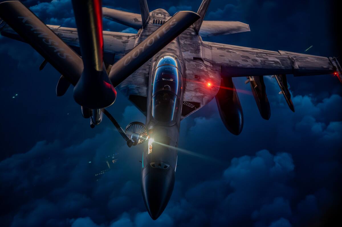 IRÁN 12/03/2026.- Imagen distribuida por el US Central Command que muestra un KC-135 Stratotanker de la Fuerza Aérea de EE. UU. reabasteciendo de combustible a un F/A-18F Super Hornet de la Marina de EE. UU. sobre Oriente Medio durante la Operación Epic Fury. EFE/ US Central Command - SOLO USO EDITORIAL/SOLO DISPONIBLE PARA ILUSTRAR LA NOTICIA QUE ACOMPAÑA (CRÉDITO OBLIGATORIO) -