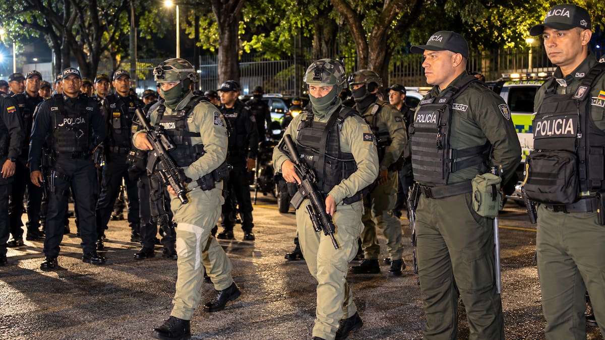 Más de 1.200 uniformados participaron en un operativo que contempla 83 órdenes de captura y 101 diligencias de registro y allanamiento en distintos sectores de la capital del Valle liderada por el presidente Abelardo De La Espriella, el ministro de Defensa el Mayor General (r) Jorge Mora López, el alcalde de Cali Alejandro Erder y la Gobernadora del Valle Dilian Francisca Toro. Foto: Alcaldía de Cali.