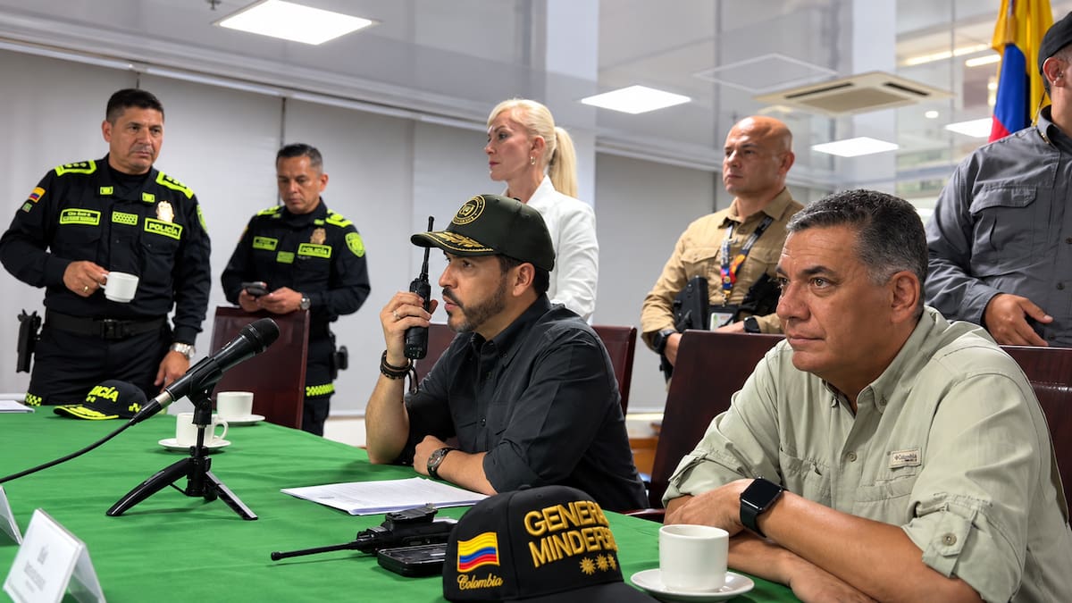 Más de 1.200 uniformados participaron en un operativo que contempla 83 órdenes de captura y 101 diligencias de registro y allanamiento en distintos sectores de la capital del Valle liderada por el presidente Abelardo De La Espriella, el ministro de Defensa el Mayor General (r) Jorge Mora López, el alcalde de Cali Alejandro Erder y la Gobernadora del Valle Dilian Francisca Toro. Foto: Alcaldía de Cali.