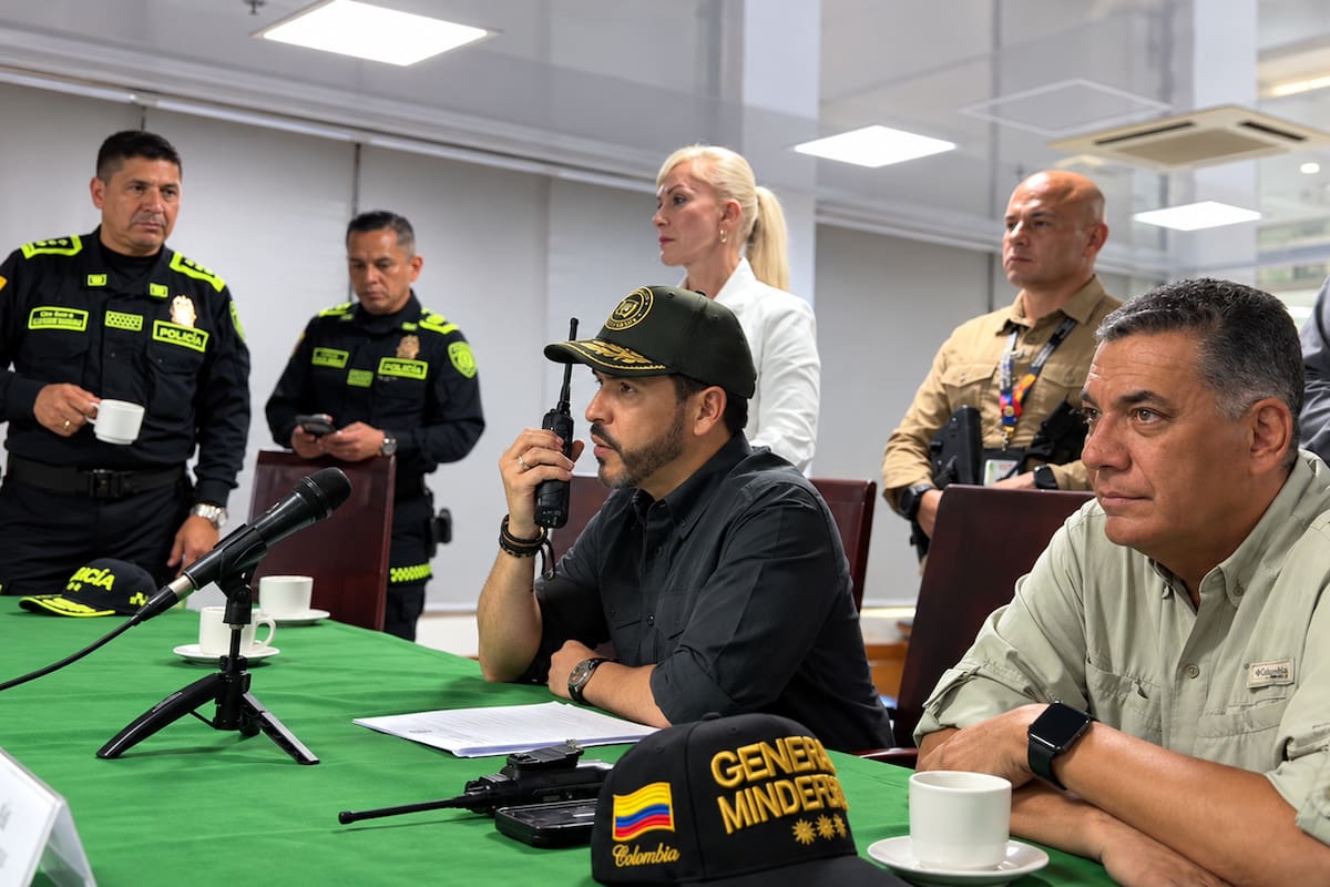 Más de 1.200 uniformados participaron en un operativo que contempla 83 órdenes de captura y 101 diligencias de registro y allanamiento en distintos sectores de la capital del Valle liderada por el presidente Abelardo De La Espriella, el ministro de Defensa el Mayor General (r) Jorge Mora López, el alcalde de Cali Alejandro Erder y la Gobernadora del Valle Dilian Francisca Toro. Foto: Alcaldía de Cali.