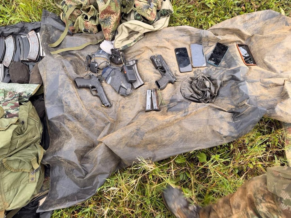 Durante la operación, se incautaron 7 fusiles, 2 pistolas, municiones de diversos calibres, equipo de comunicaciones y suministros logísticos. Foto: X / Abelardo De La Espriella