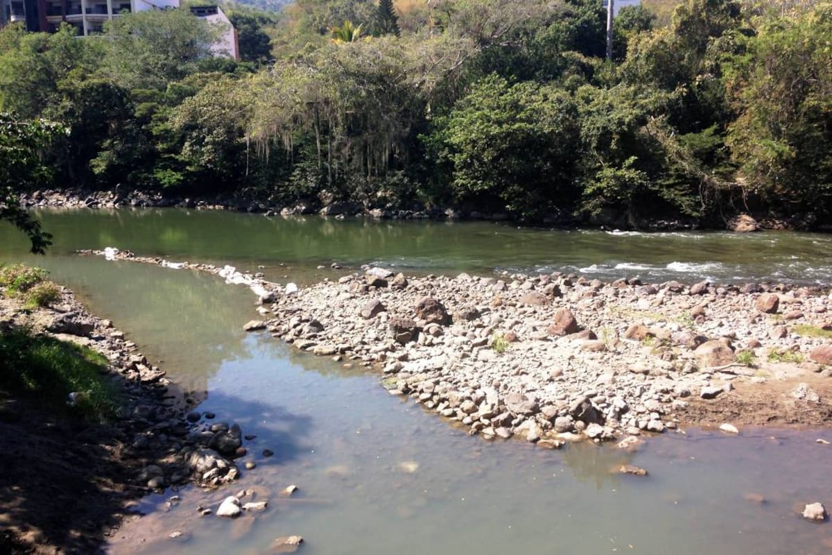 En el sector del Malecón se hace evidente la contaminación de la quebrada Curití, que pasa por el parque El Gallineral. Esta fuente hídrica vierte sus aguas en el río Fonce. (Foto: Karen Johana Mantilla M/VANGUARDIA LIBERAL)
