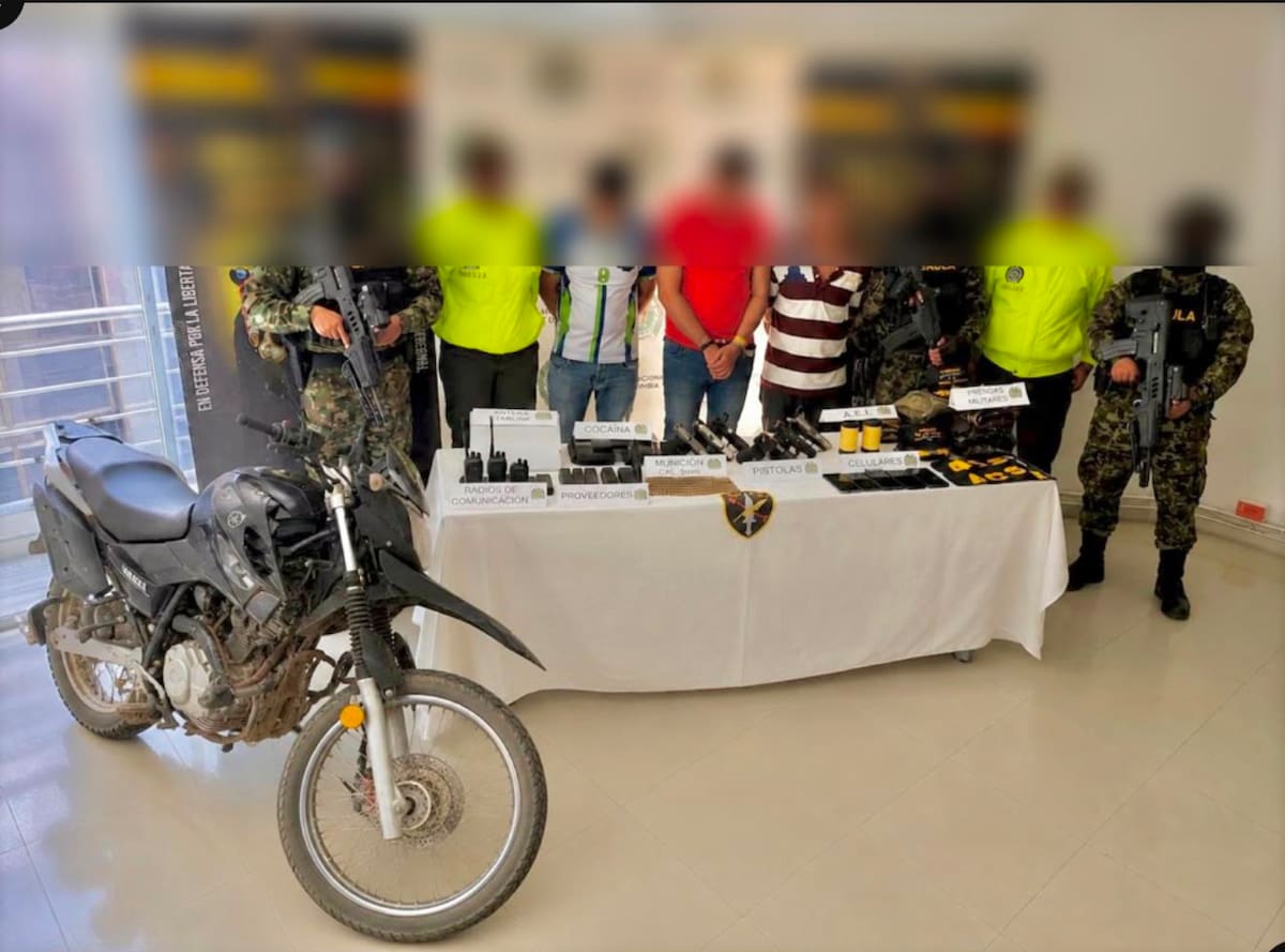 Durante el operativo fueron incautadas seis armas de fuego con sus respectivos proveedores, 142 cartuchos calibre 9 milímetros, material de intendencia, 2.000 gramos de clorhidrato de cocaína, dos dispositivos explosivos improvisados, radios de comunicaciones, teléfonos celulares, una antena Starlink y una motocicleta.