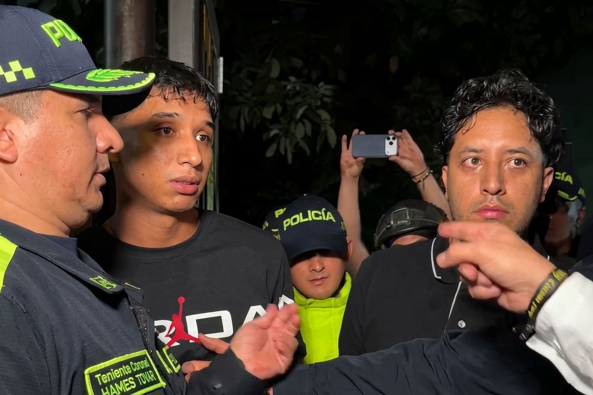 Operativo en Medellín deja capturados al hijo y al hijastro del exfutbolista Valenciano. | Foto: Captura de Video. (Imagen mejorada con IA)