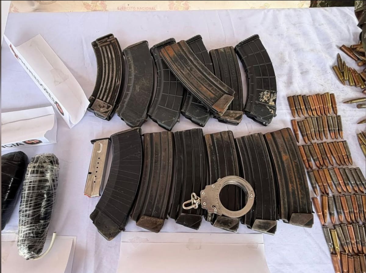 Operativo en Santa Rosa, Sur de Bolívar dejó cuatro capturados y un arsenal incautado. | Foto: Colprensa / Vanguardia.