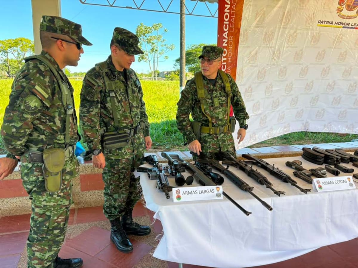Durante la operación fueron incautadas cinco armas largas, tres armas cortas, 908 cartuchos de diferentes calibres. Foto tomada del portal web: Ejército Nacional de Colombia.