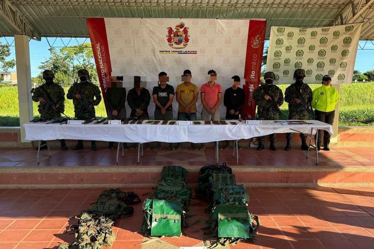 Las autoridades presentaron a los seis capturados durante el operativo contra una comisión del ELN en Saravena, Arauca. En la acción también fueron incautadas armas, municiones y material de guerra, según informó el Ejército Nacional. Foto tomada de medio alternativo: Cayo Mario.