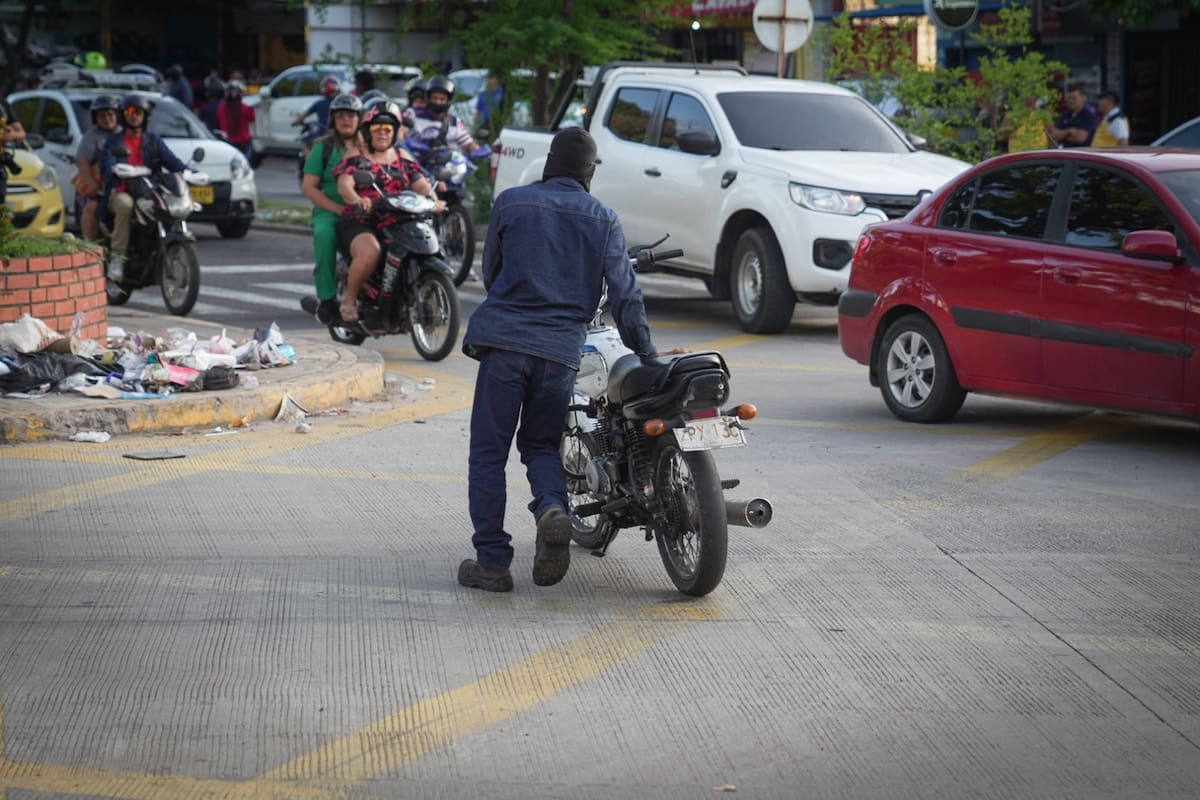 Durante el operativo en la Avenida 36, las autoridades verificaron las placas de las motocicletas y detectaron vehículos con elementos de identificación alterados.
Suministrada/Vanguardia
