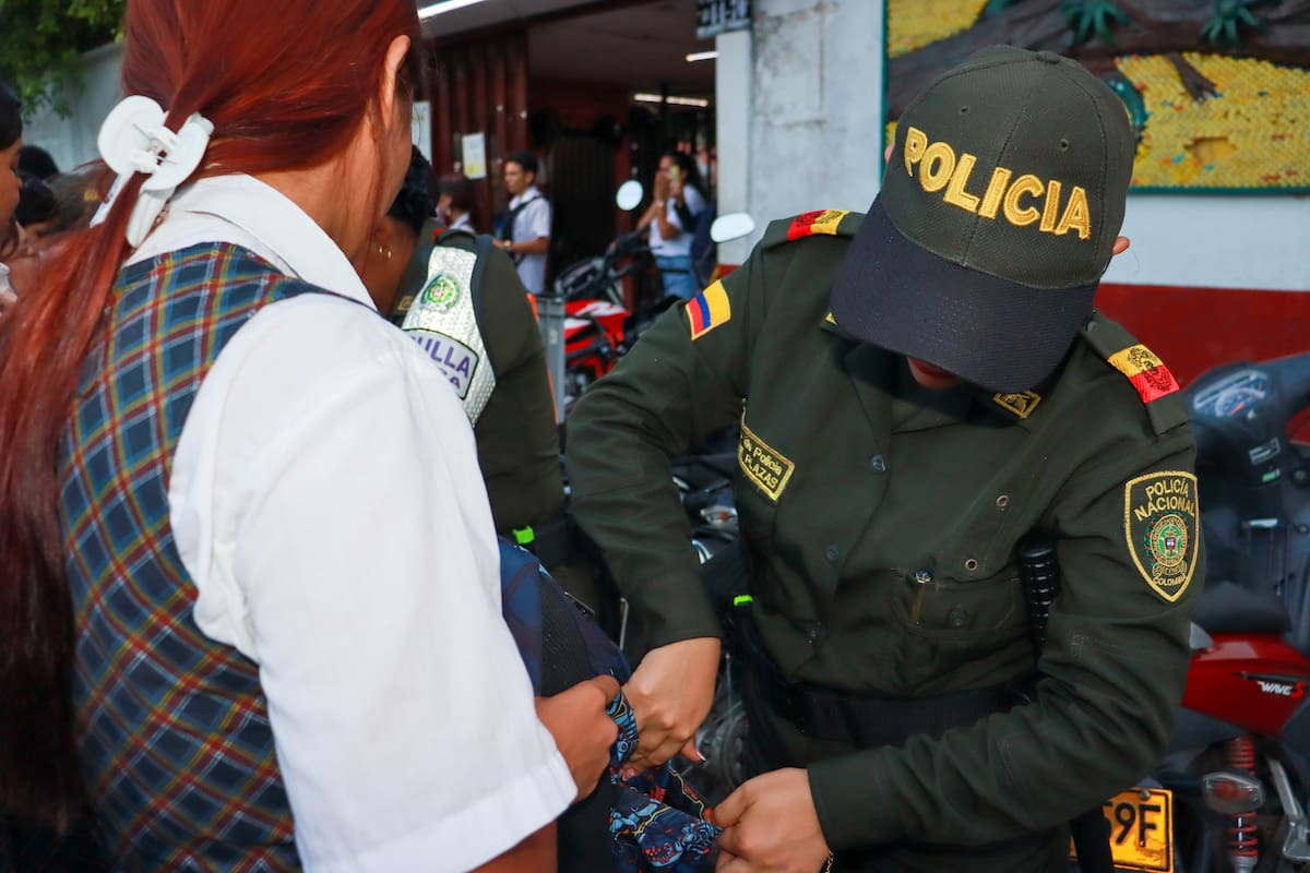 Autoridades adelantan jornadas de registro y control en colegios oficiales de Barrancabermeja para fortalecer la convivencia y prevenir riesgos en entornos escolares.
Suministrada/Vanguardia