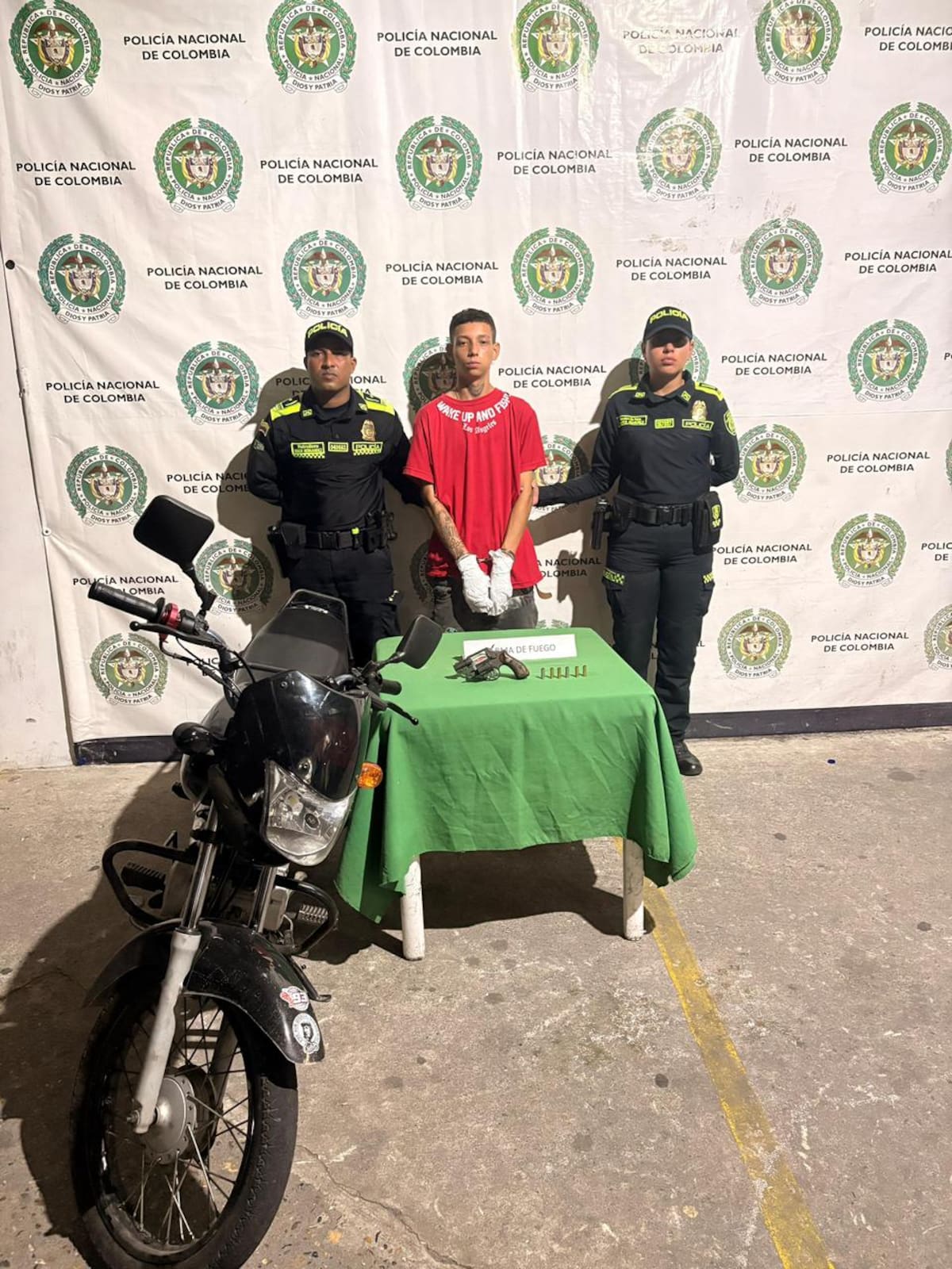 Los operativos dejaron cuatro personas capturadas, dos menores de edad aprehendidos y la incautación de armas de fuego en distintos sectores de Barrancabermeja.
Suministrada/Vanguardia