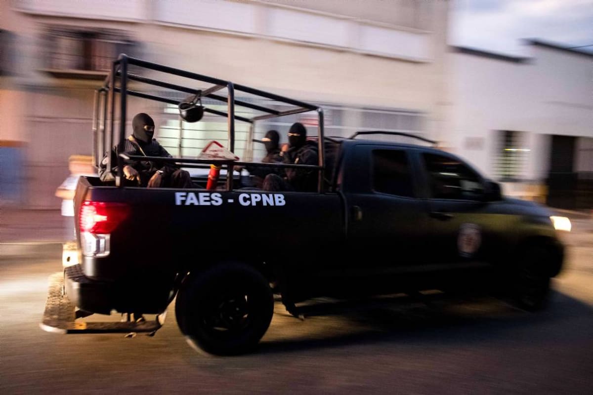 Miembros de la Fuerza de Acciones Especiales (FAES) se movilizan en una camioneta en las inmediaciones del edificio del Servicio Bolivariano de Inteligencia (Sebin) con un grupo de los considerados "presos políticos" venezolanos. EFE/MIGUEL GUTIÉRREZ