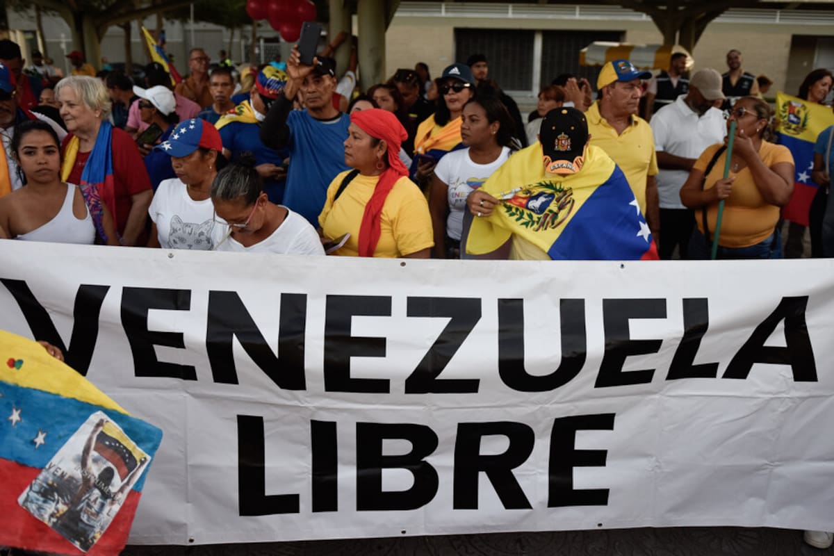 Opositores venezolanos protestan en Caracas.