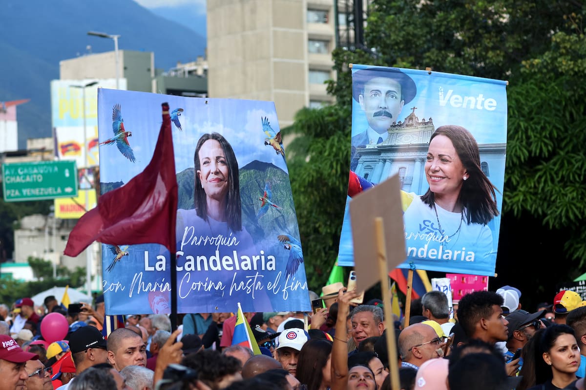 AME8729. CARACAS (VENEZUELA), 22/10/2026.- Personas participan en una manifestación de la oposición venezolana para exigir un cronograma electoral y comicios presidenciales para 2027, convocada por el partido Vente Venezuela (VV) este jueves, en Caracas (Venezuela). EFE/ Miguel Gutiérrez