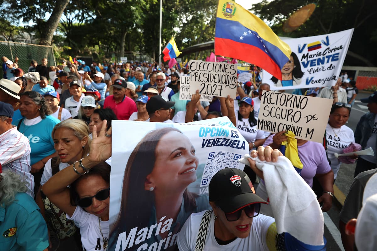 AME8729. CARACAS (VENEZUELA), 22/10/2026.- Personas participan en una manifestación de la oposición venezolana para exigir un cronograma electoral y comicios presidenciales para 2027, convocada por el partido Vente Venezuela (VV) este jueves, en Caracas (Venezuela). EFE/ Miguel Gutiérrez