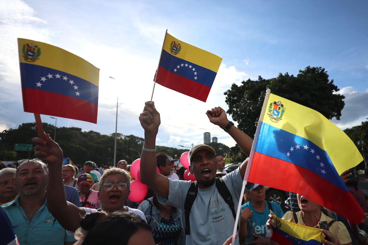 AME8729. CARACAS (VENEZUELA), 22/10/2026.- Personas participan en una manifestación de la oposición venezolana para exigir un cronograma electoral y comicios presidenciales para 2027, convocada por el partido Vente Venezuela (VV) este jueves, en Caracas (Venezuela). EFE/ Miguel Gutiérrez