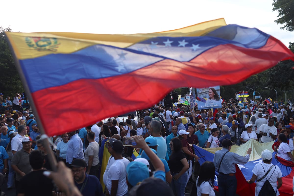 AME8729. CARACAS (VENEZUELA), 22/10/2026.- Personas participan en una manifestación de la oposición venezolana para exigir un cronograma electoral y comicios presidenciales para 2027, convocada por el partido Vente Venezuela (VV) este jueves, en Caracas (Venezuela). EFE/ Miguel Gutiérrez