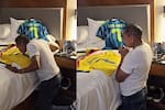 De rodillas y con un beso a la camiseta: la emotiva oración de Mane Díaz antes del debut de Colombia