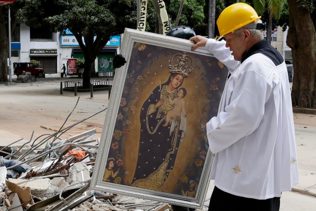 El padre Nelson Giraldo Mejía sostiene una réplica de la Virgen de Nuestra Señora de la Pobreza este viernes, durante un recorrido por las calles de Pereira luego del terremoto de magnitud 7,4 ocurrido el pasado lunes, en Pereira. EFE/ Carlos Ortega