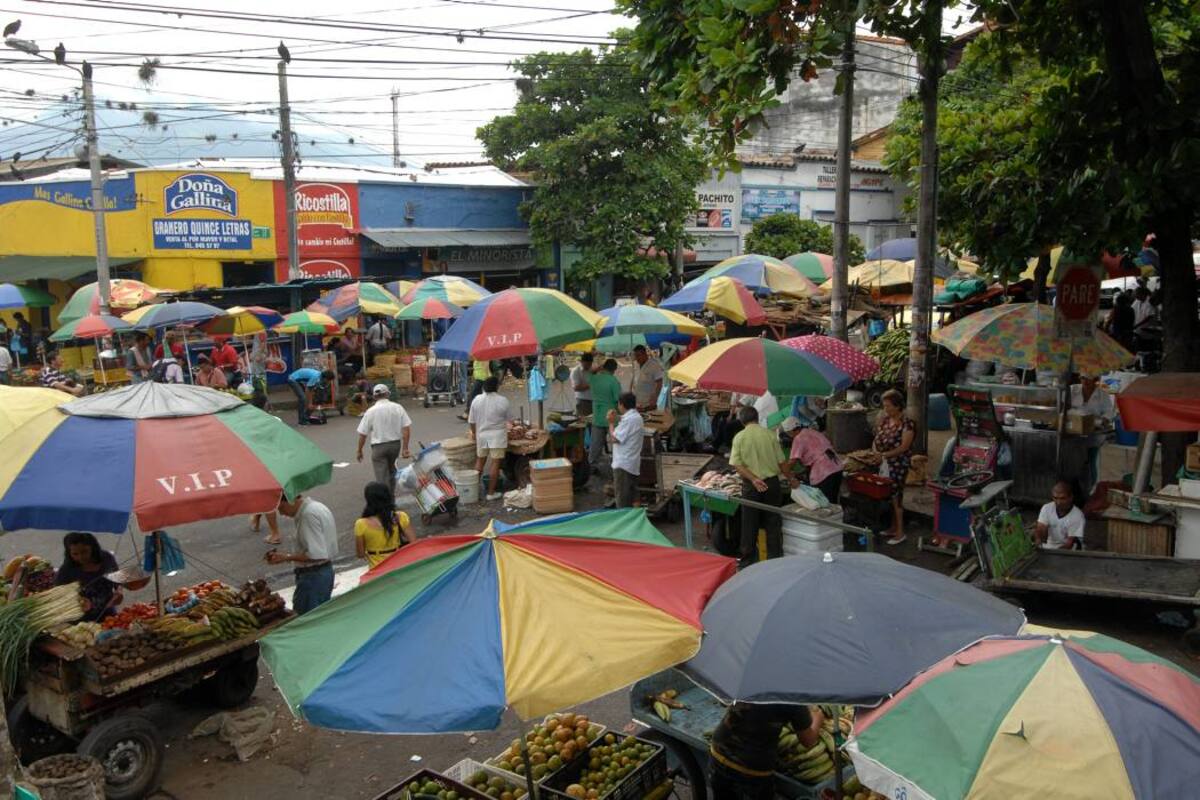 En auténticos ‘mercados persas’ se han convertido los alrededores de la Plaza de San Francisco. Los estacionarios invaden tanto los andenes como las vías. (Foto: Foto: Jaime Del Río / VANGUARDIA LIBERAL)