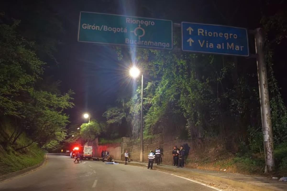 Organismos de emergencia atendieron el accidente de motocicleta que dejó una víctima mortal y un herido en Bucaramanga.