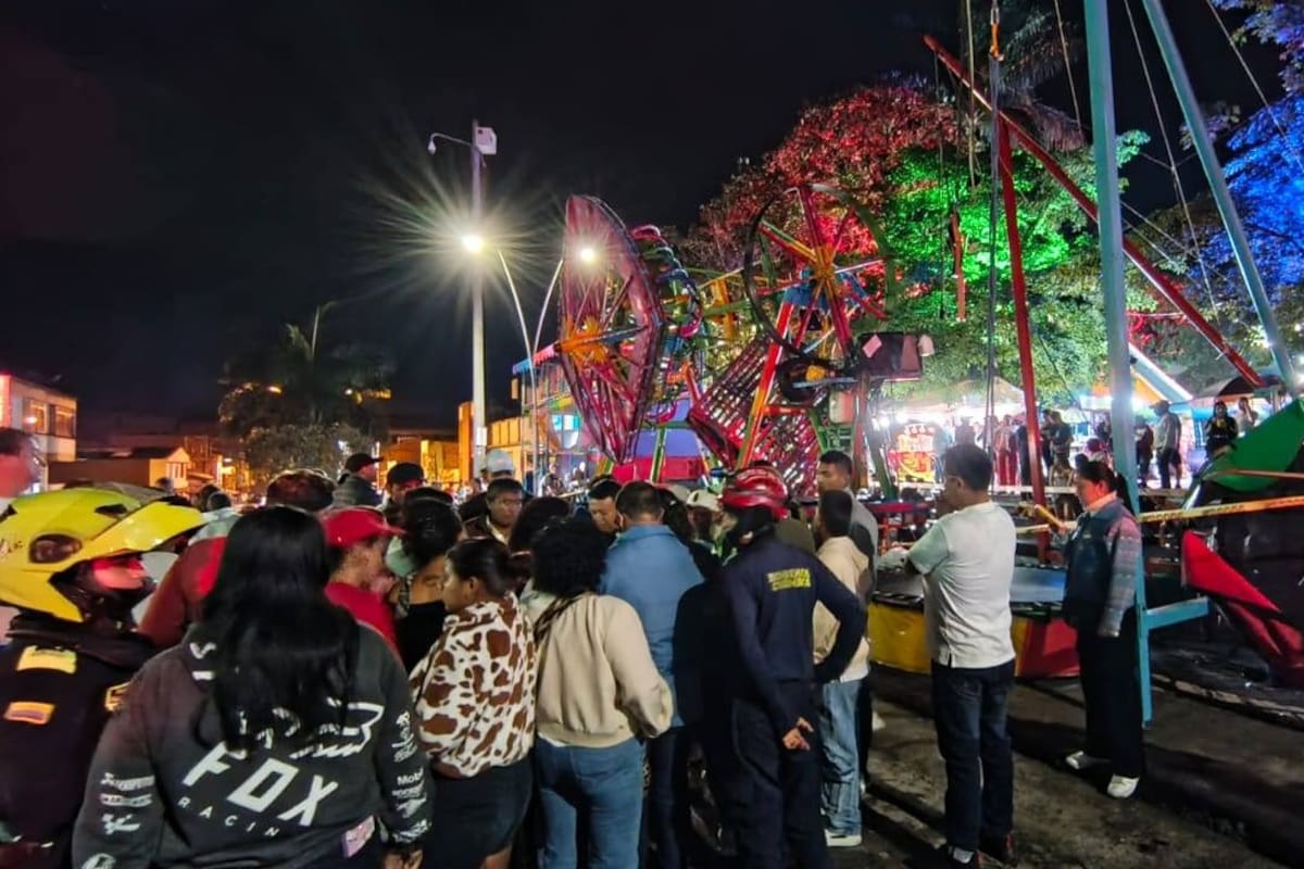 Organismos de socorro atendieron a los heridos tras la falla estructural del juego mecánico.