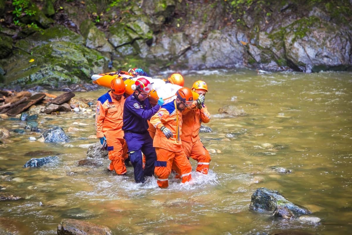 Organismos de socorro realizaron las labores de recuperación del cuerpo en una zona de difícil acceso de la cascada El Caney.