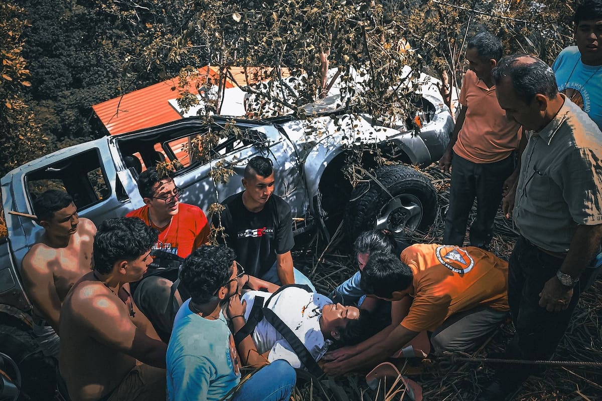 Organismos de socorro rescataron a tres personas que quedaron atrapadas tras el grave accidente de tránsito.