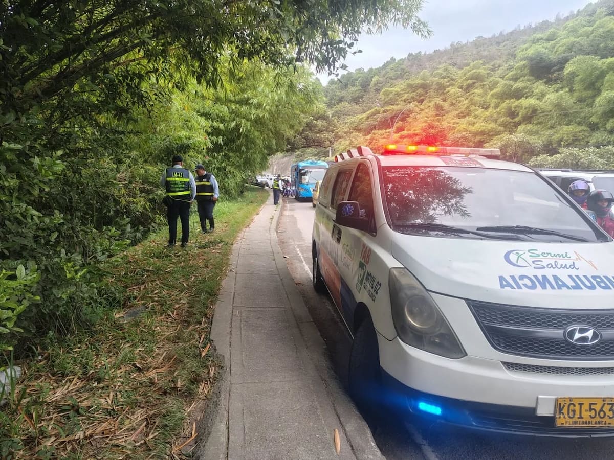 Organismos de socorro rescataron al conductor lesionado en el sector del retorno de La Turena.