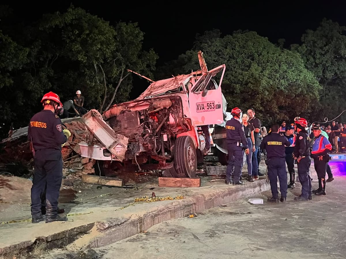 Organismos de socorro y ambulancias atendieron a los ocho heridos que dejó el accidente en Puerta Grande de Girón.