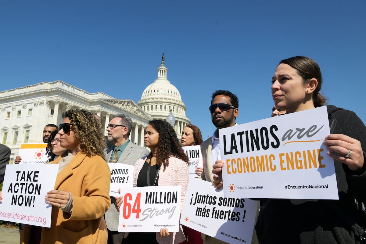Activistas y afiliados de la Hispanic Federation (HF) sostienen carteles durante una rueda de prensa este martes, frente a la sede del Congreso estadounidense en Washington (Estados Unidos). Representantes de organizaciones de latinos en Estados Unidos, como la ONG Hispanic Federation y el Instituto del Progreso Latino (IL), denunciaron frente a la sede del Congreso estadounidense los "ataques" que la Administración de Donald Trump está adelantando contra su comunidad. EFE/ Lenin Nolly