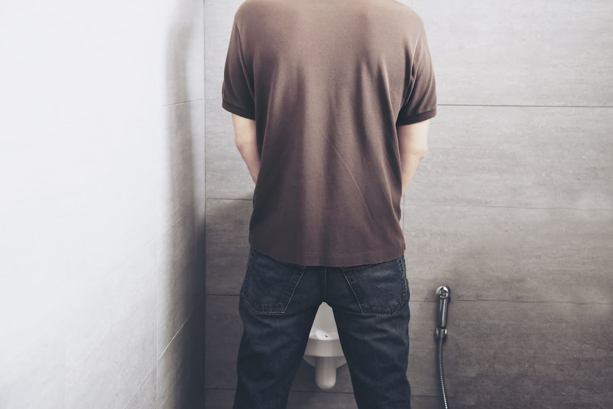 ¿Ir al baño más de ocho veces al día o levantarse toda la noche es “normal por la edad”? La respuesta es un NO rotundo. Casi el 18 % de los hombres en Colombia sufren de Vejiga Hiperactiva, una condición silenciosa vinculada también a la disfunción eréctil. Rompamos el tabú en la Semana de la Salud Masculina.