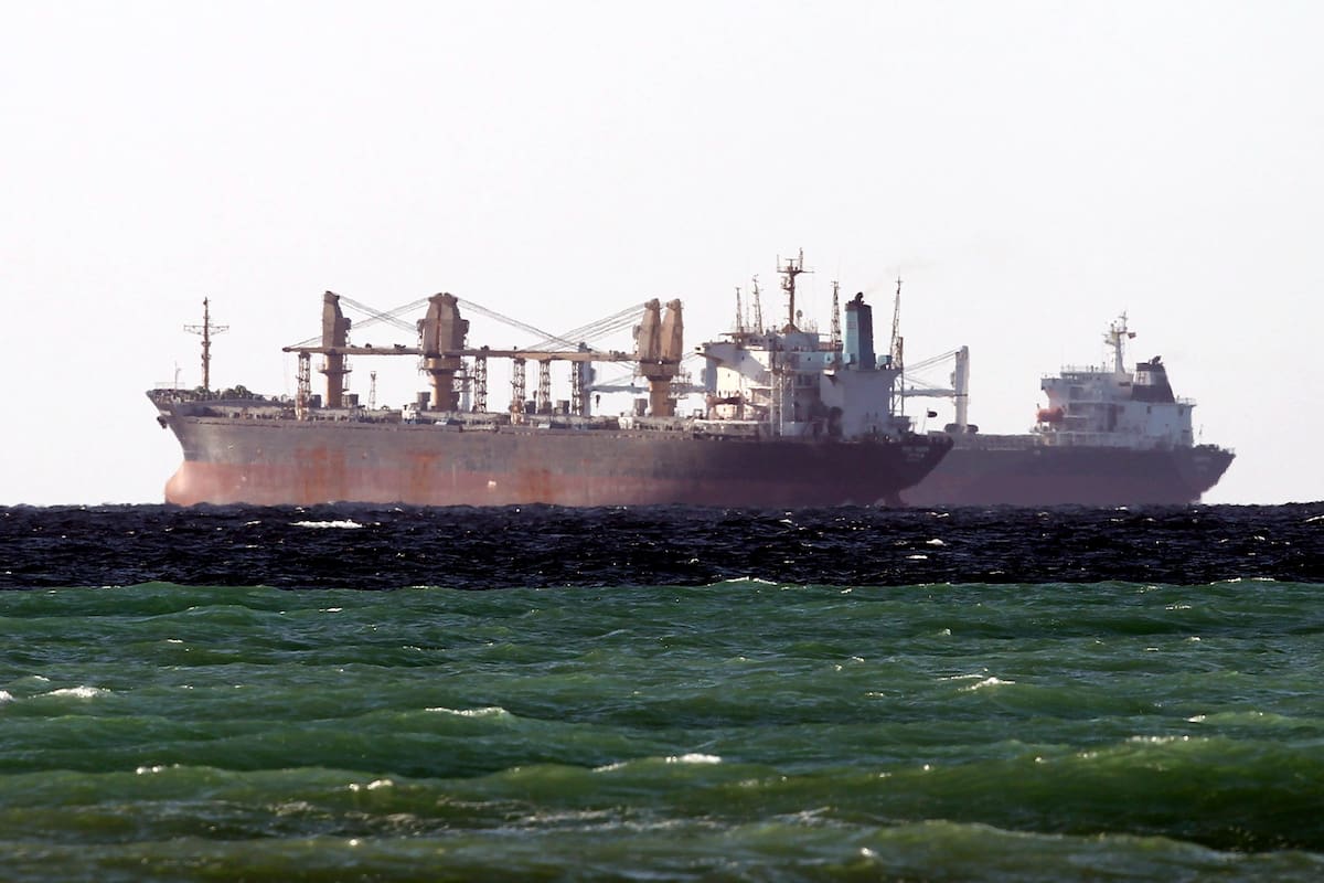 Imagen de archivo de un petrolero cruzando el Estrecho de Ormuz, en Omán. EFE/Ali Haider.