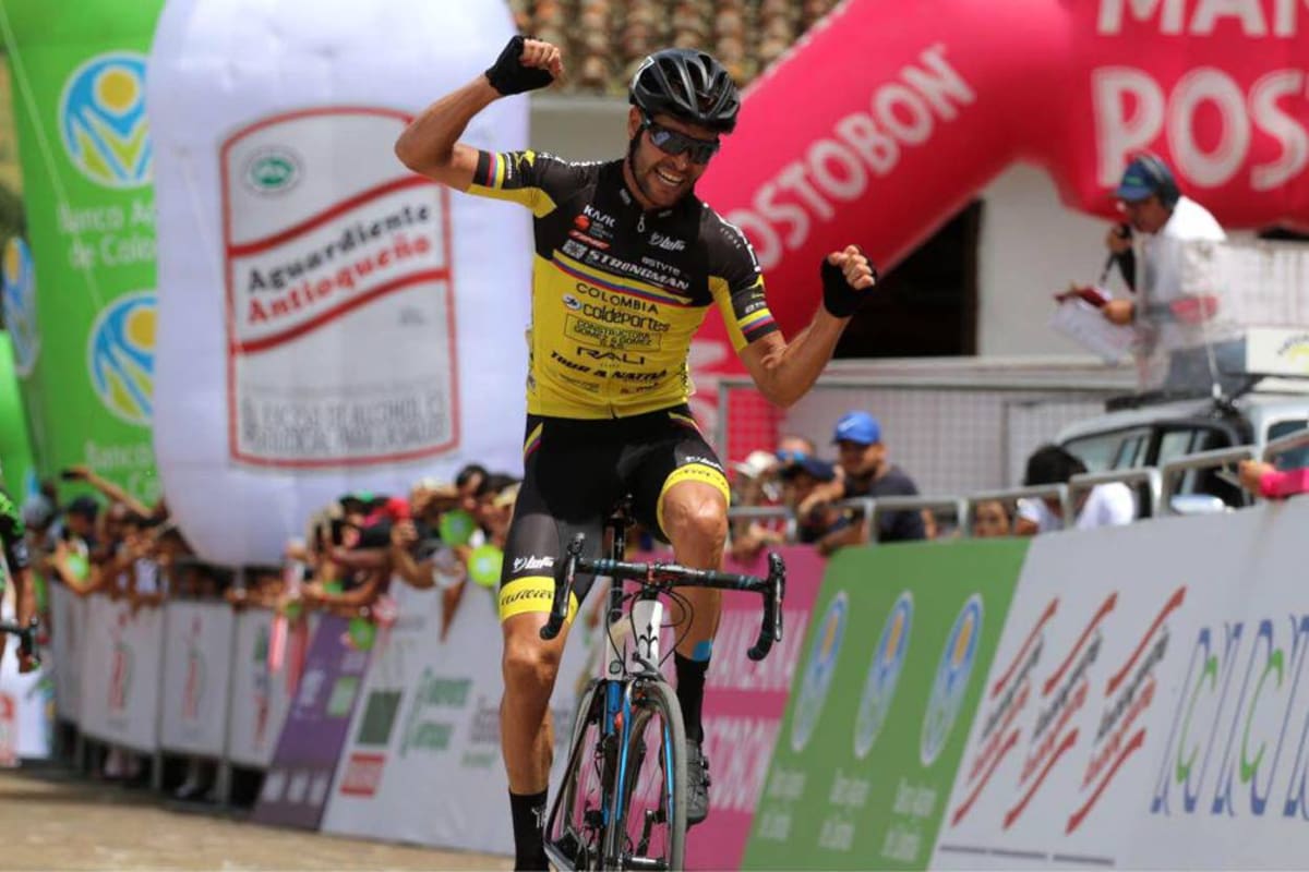 El pedalista antioqueño Frank Yair Osorio del equipo Strongman - Coldeportes se impuso ayer en la octava etapa de la Vuelta a Colombia que arribó a Barichara, tras 207 kilómetros de recorrido desde Tunja. (Foto: Tomada de @VueltaaColombiaOficial / VANGUARDIA LIBERAL)