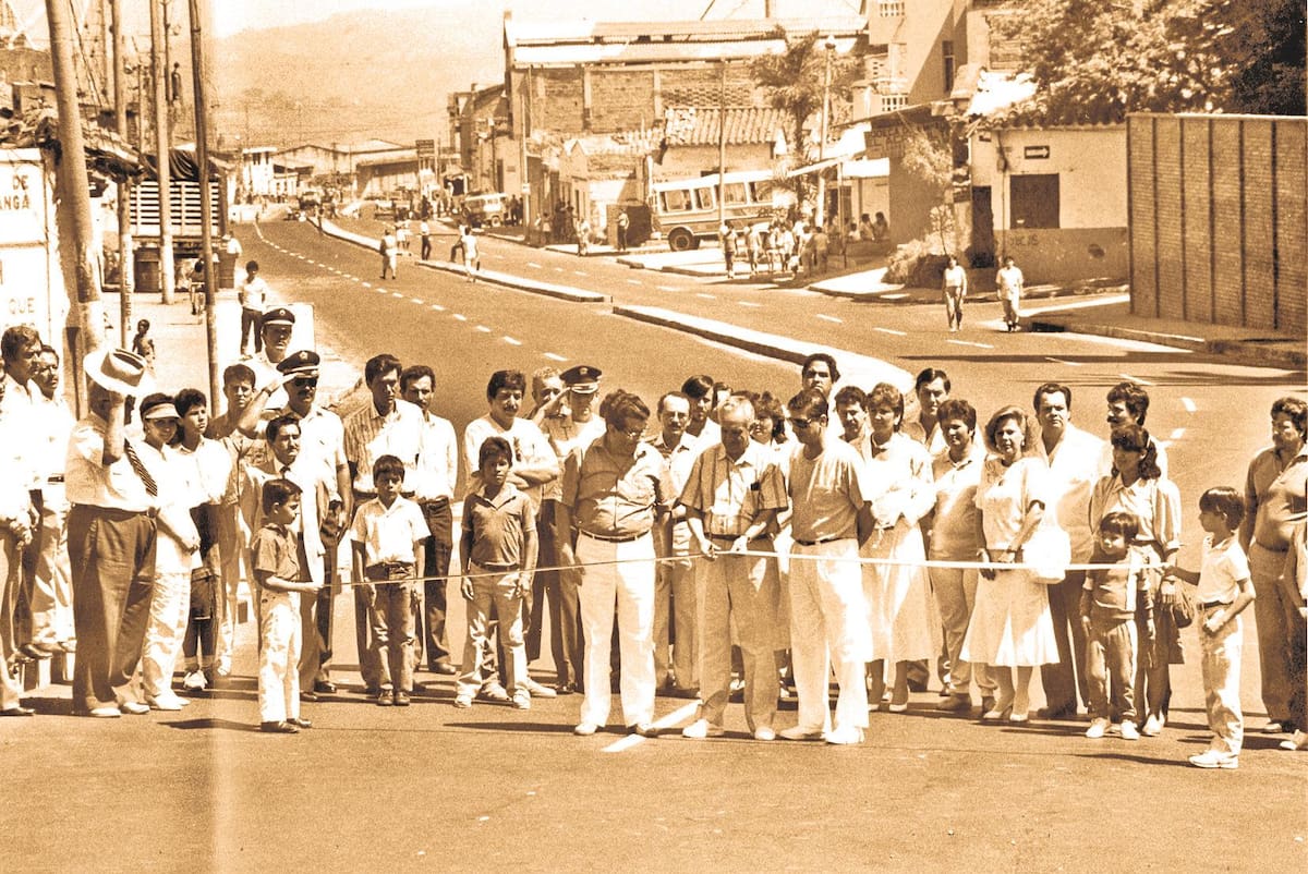 En septiembre de 1987 se cumplió el acto de inauguración de los trabajos de mejoras de la carrera 15, entre la calle 3 y la Avenida Quebradaseca. Entre otros aparecen en esta foto el entonces concejal Gustavo Duarte Alemán; el alcalde de la época, Herman Villalba Torres; y el contralor general de la Nación de ese entonces, el desaparecido Rodolfo González.